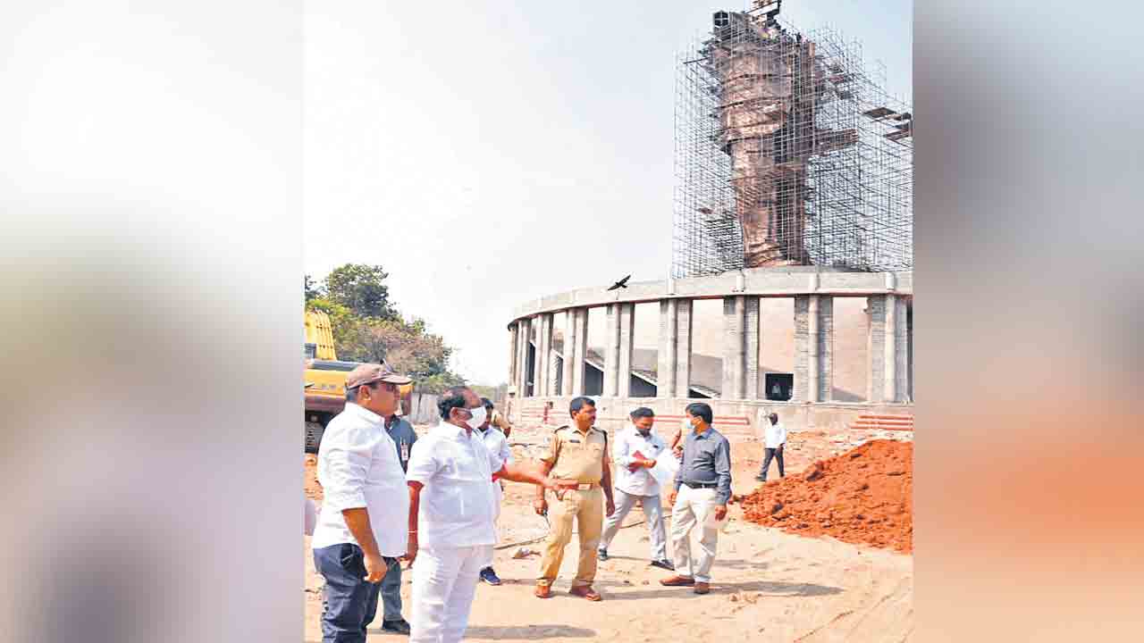 చకచకా అంబేద్కర్‌ విగ్రహ నిర్మాణం