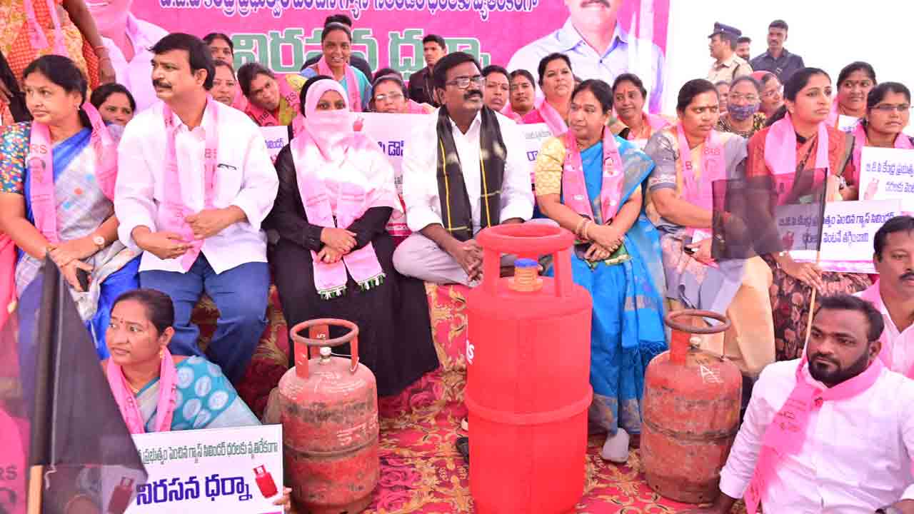 గ్యాస్‌ సిలిండర్‌ ధర పెంపుపై నిరసనలు