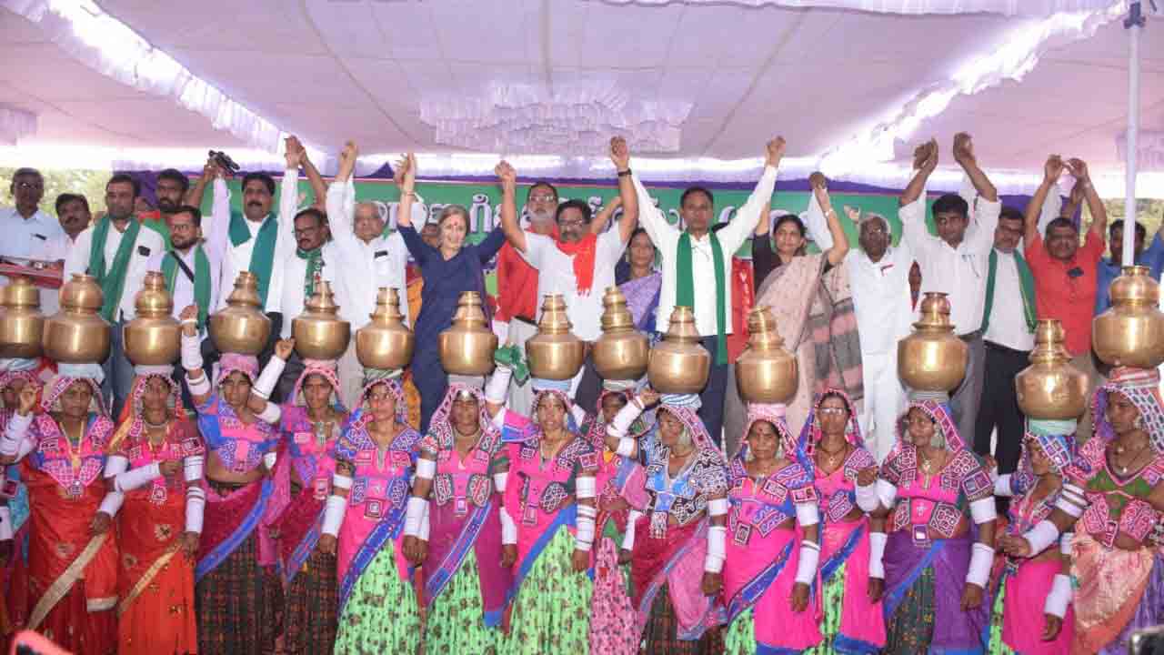 దేశ సంపదను కార్పొరేట్లకు అప్పగిస్తున్న మోదీ