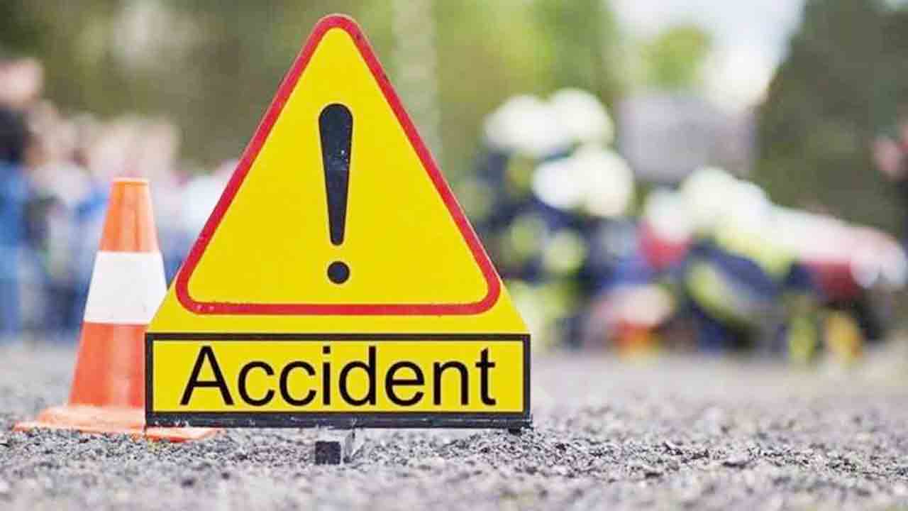 కంటైనర్‌ను ఢీకొన్న కారు