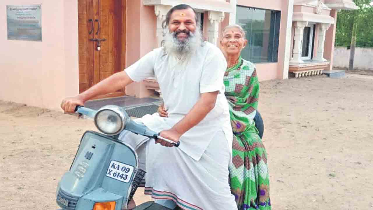 Viral News | కన్నతల్లి కల నెరవేర్చేందుకు.. సాఫ్ట్‌వేర్‌ ఉద్యోగం వదిలేసి తీర్థయాత్రల బాట