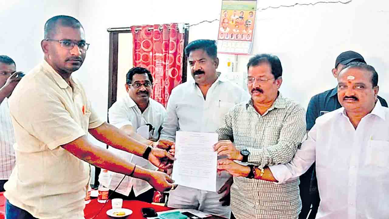 బతుకమ్మ చీరలతో నేతన్నలకు స్థిరమైన ఆదాయం