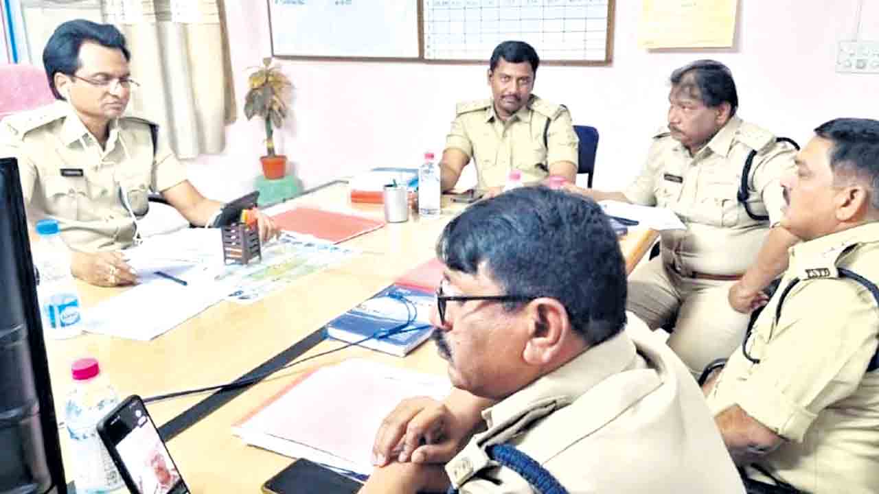 వాహనదారులు పెండింగ్‌ పన్నులు చెల్లించాలి