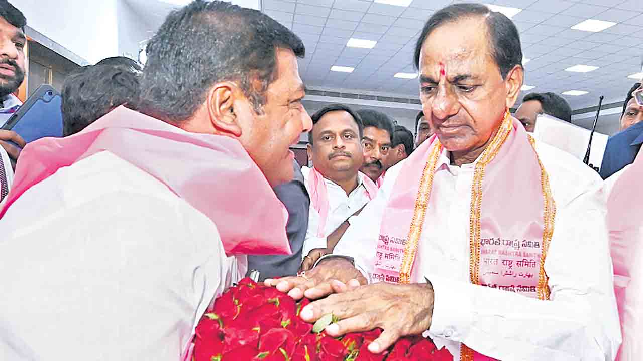 అది గరీబోళ్ల గడ్డ.. ఇక కలెక్టరేట్‌ అడ్డా!