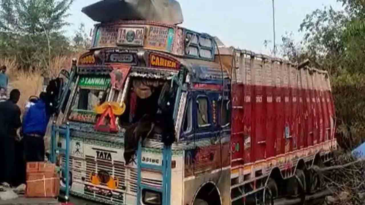 ఓఆర్‌ఆర్‌పై లారీ బీభత్సం