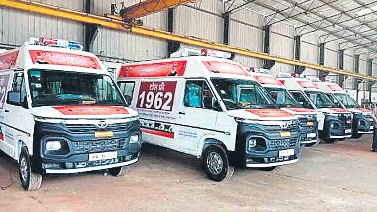 Veterinary ambulance |  యూపీలో తెలంగాణ పథకం కాపీ.. పశువైద్య అంబులెన్స్‌లు ప్రారంభించిన యోగి సర్కార్‌