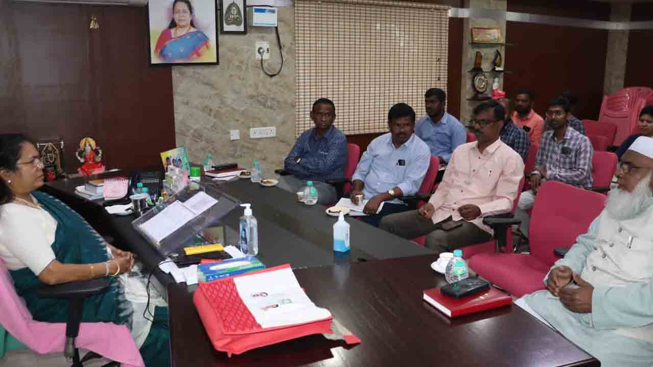 వందశాతం పన్నుల వసూళ్లకు కృషి చేయాలి