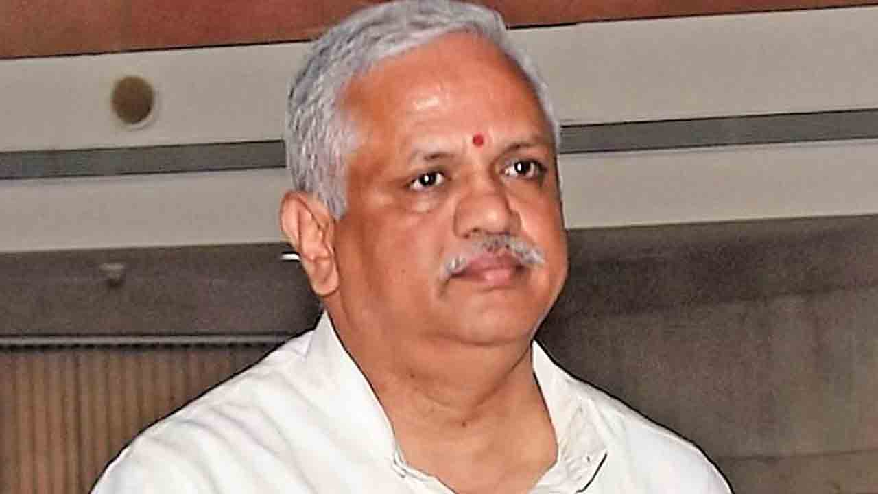 బీజేపీ పలాయనం.. బీఆర్‌ఎస్‌ పోరాటం