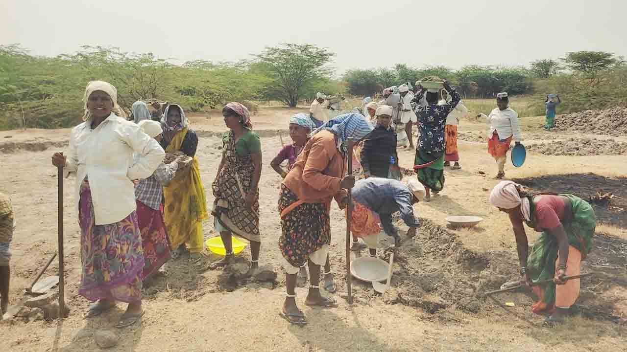 ఉపాధి కూలీలకు ..ప్రమాద బీమా