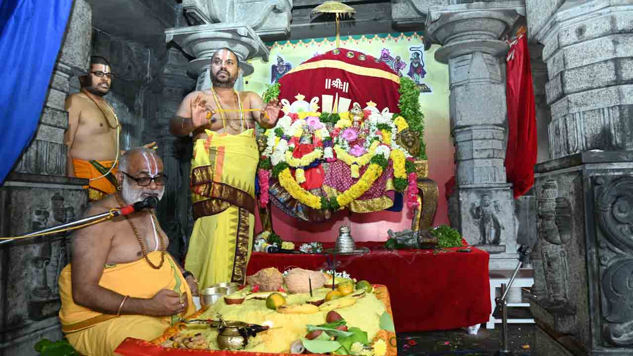 ఘనంగా లక్ష్మీనరసింహుడి నిత్యోత్సవాలు