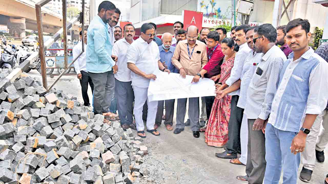 పంజాగుట్ట చౌరస్తాలో అంబేద్కర్‌ విగ్రహం