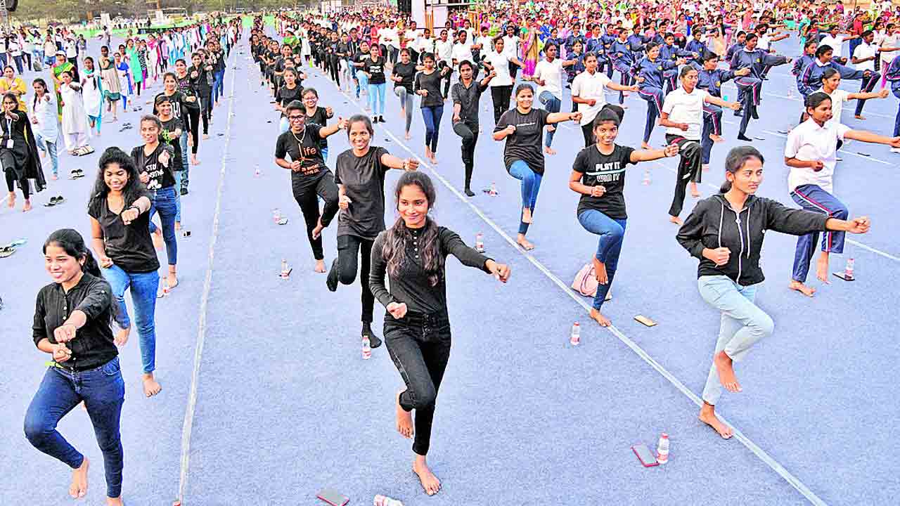 యోగాను దినచర్యగా పాటించాలి