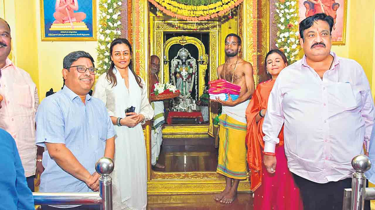 వెంకన్న సన్నిధిలో హీరో మహేశ్‌బాబు సతీమణి నమ్రత