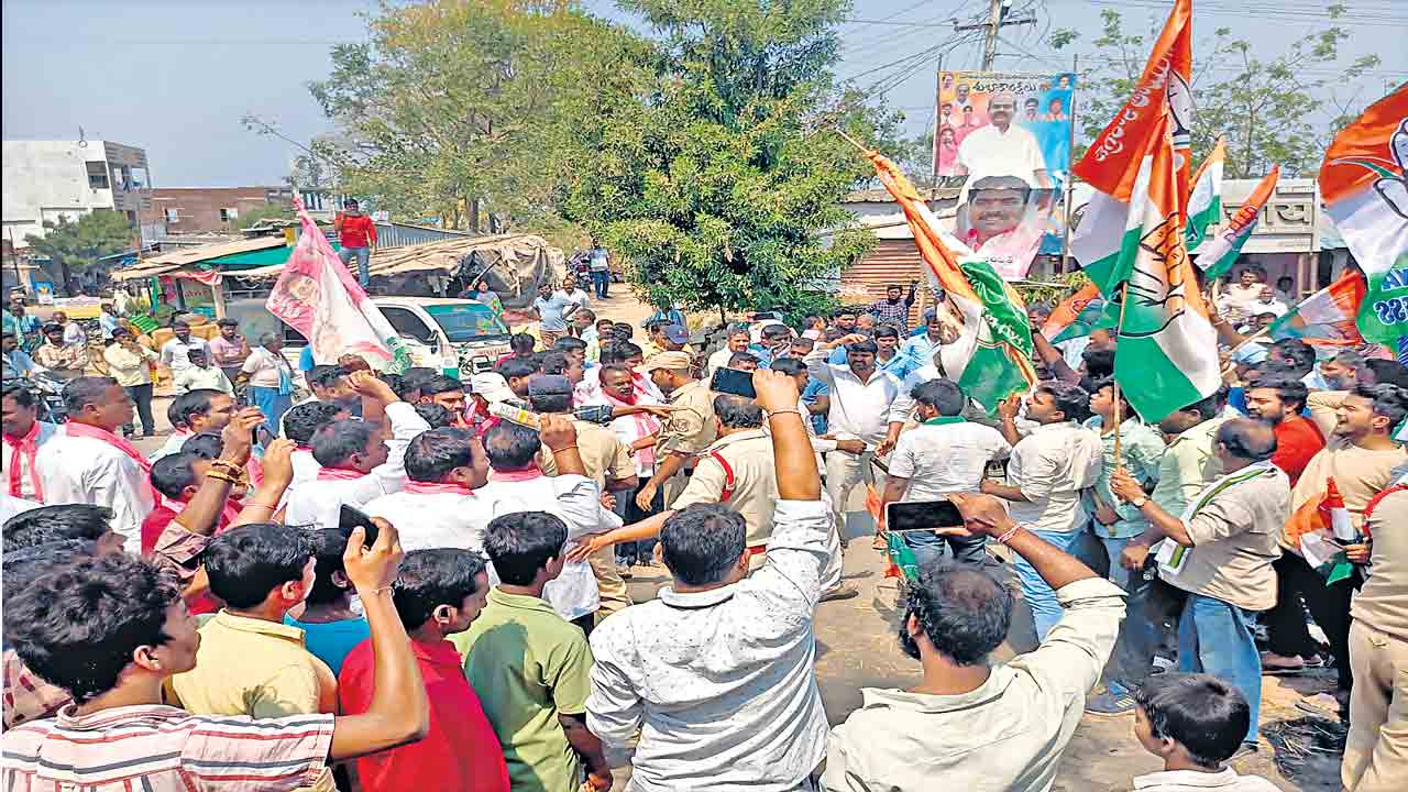 టేకుమట్లలో బీఆర్‌ఎస్‌ నాయకులపై కాంగ్రెస్‌ దాడి