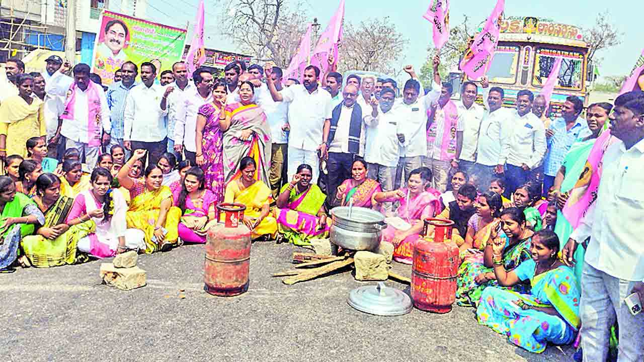 రెండో రోజూ అదే పోరు కేంద్రం గ్యాస్‌ ధరను తగ్గించాల్సిందే..
