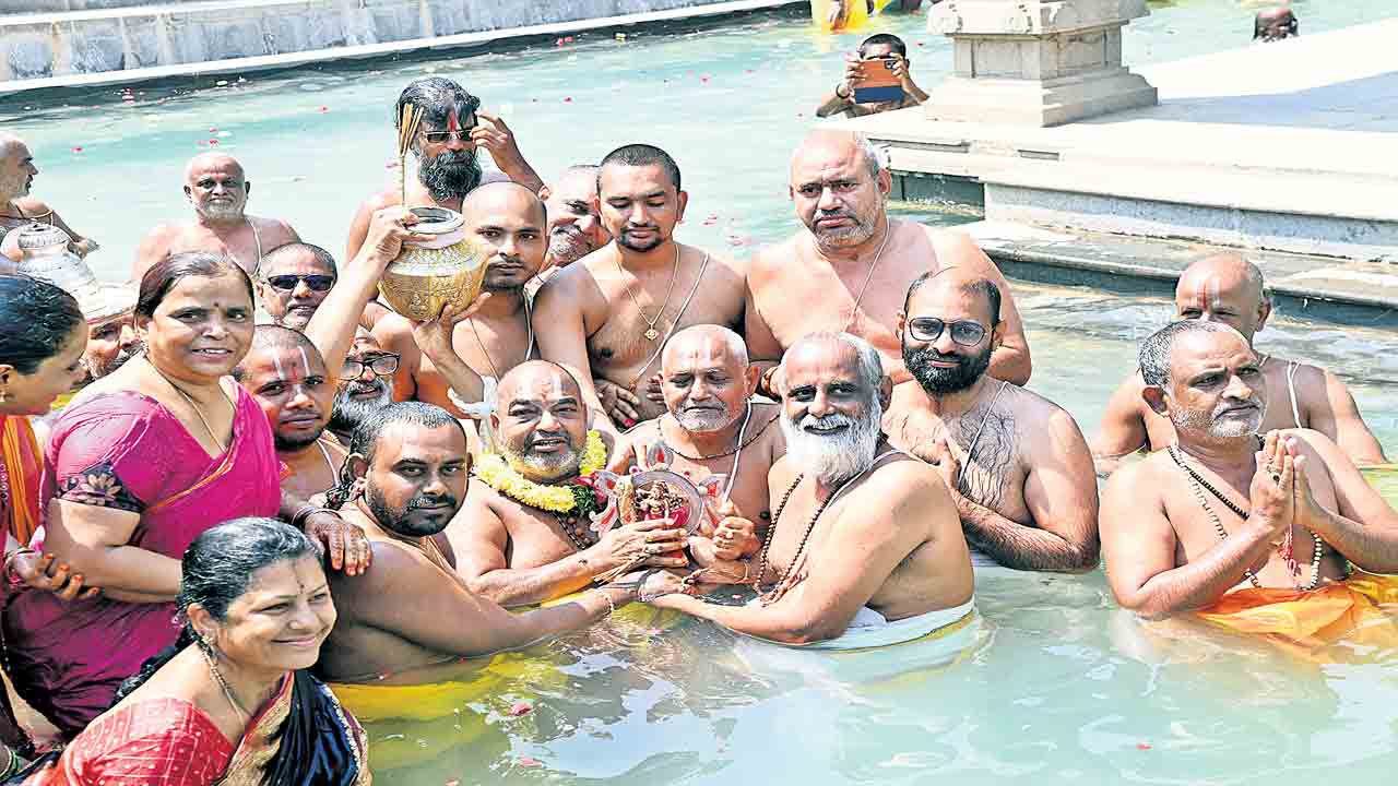 గుట్టలో శ్రీచక్ర ఆళ్వార్లకు పుణ్యతీర్థ స్నానం