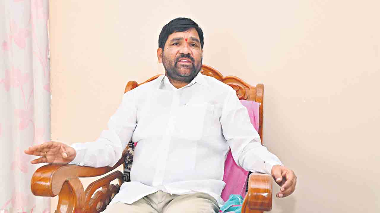 మహిళలను అడ్డుపెట్టుకొని నీచరాజకీయం