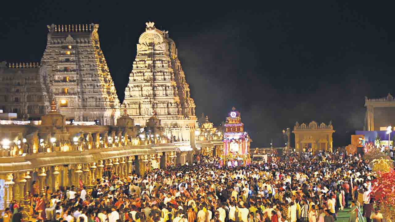 దేదీప్యమానం.. విమాన రథోత్సవం