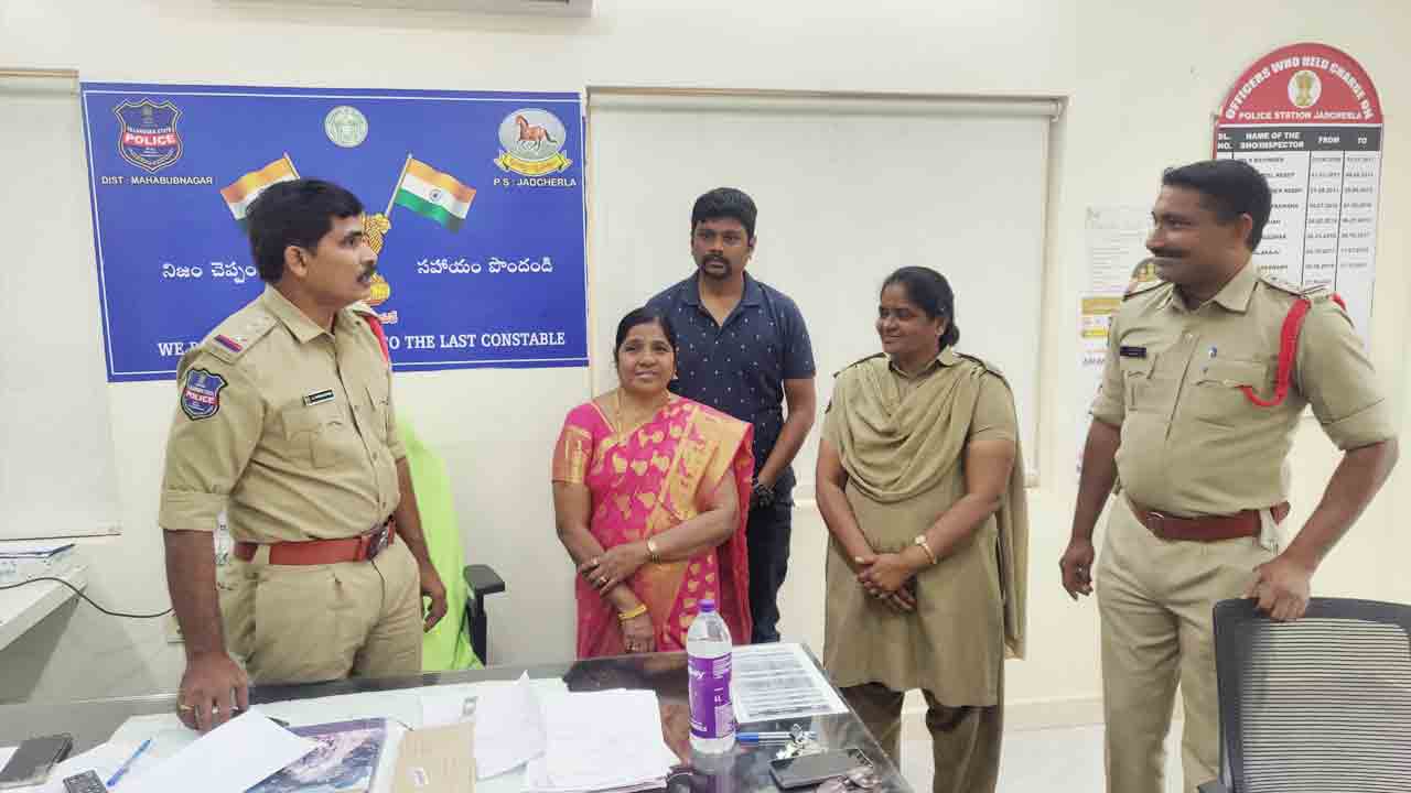 అర్ధరాత్రి ప్రయాణికురాలిని వదిలివెళ్లిన ట్రావెల్స్‌ బస్సు