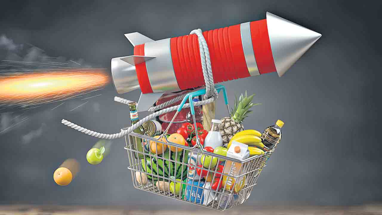 Commodities price | ఏం కొనేటట్టు లేదు.. ఏం తినేటట్టు లేదు.. ధరలు ఆకాశానికి.. పొదుపు పాతాళానికి