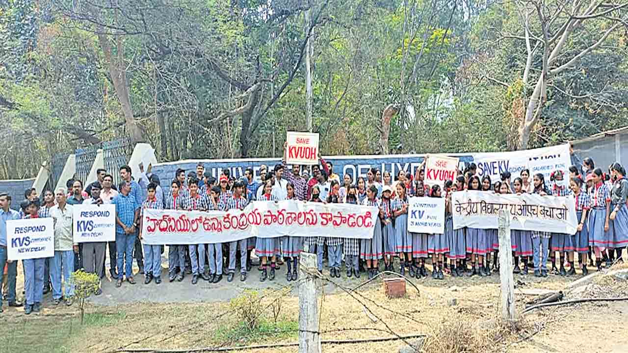 Kendriya Vidyalaya | కేవీ స్కూల్‌ నడపలేం.. చేతులెత్తేసిన హెచ్‌సీయూ .. ఆందోళన విద్యార్థుల తల్లిదండ్రులు