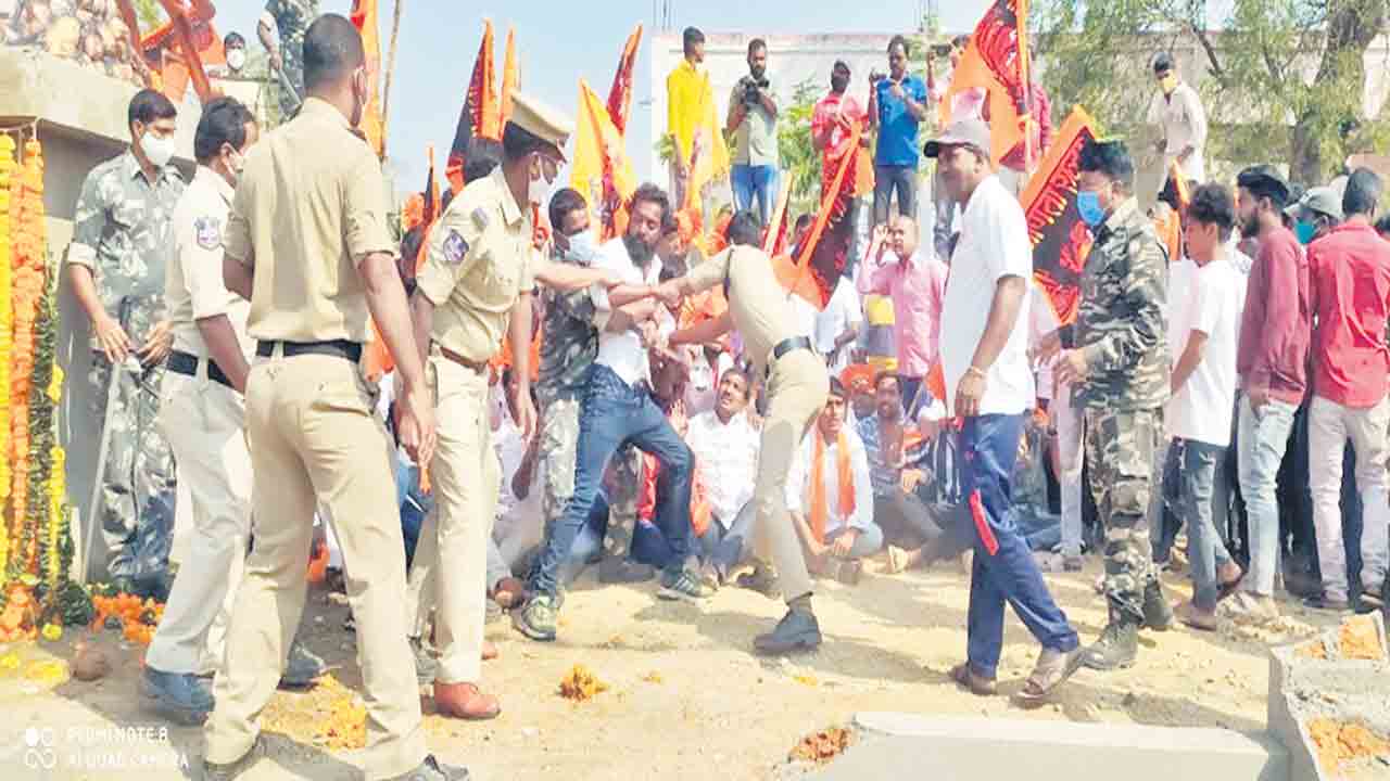 బీజేపీ చీప్‌ పాలి‘ట్రిక్స్‌’