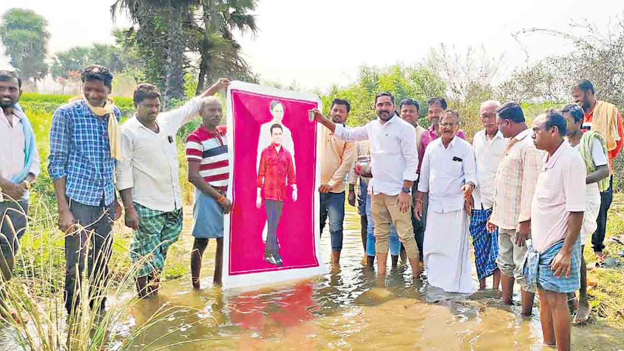 CM KCR | కేసీఆర్‌, కేటీఆర్‌ ఫ్లెక్సీకి క్షీరాభిషేకం.. బీజేపీ నుంచి సస్పెన్షన్‌