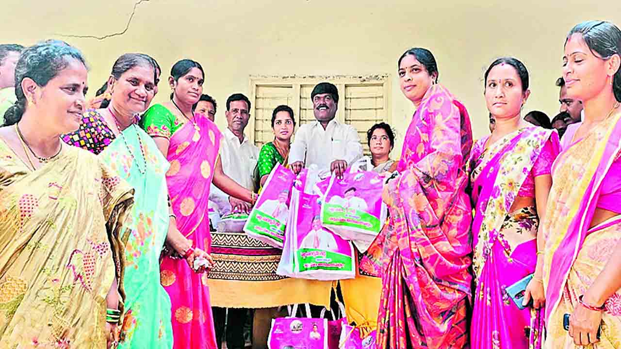 మహిళలు మరింత శక్తిమంతులు కావాలి