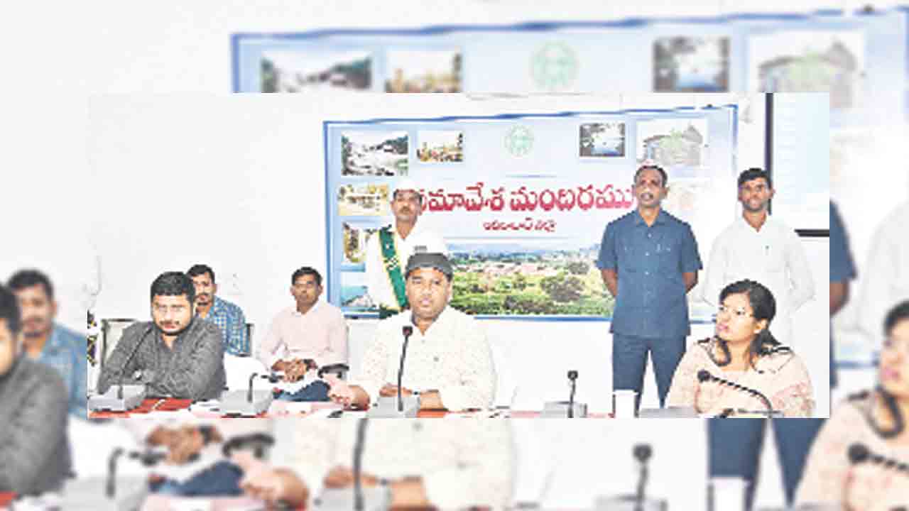 ఇండ్ల స్థలాల సరిహద్దులు గుర్తించాలి..