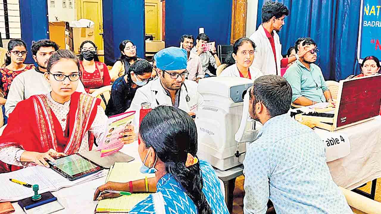 పేదల జీవితాల్లో కంటి వెలుగులు