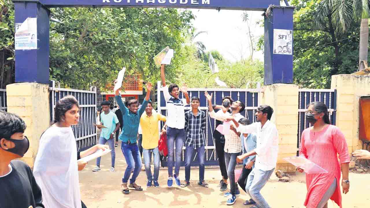 పరీక్షలు ముగిశాయోచ్‌..!