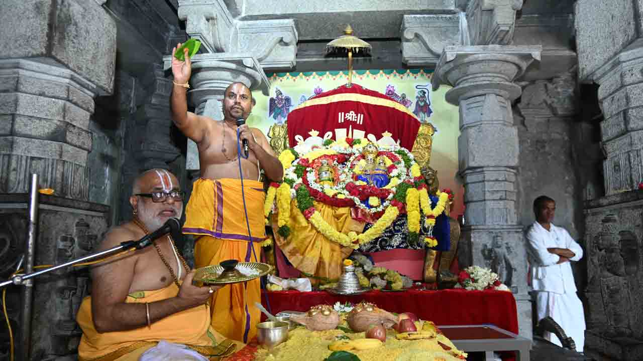గుట్టలో వైభవంగా తిరు కల్యాణోత్సవం