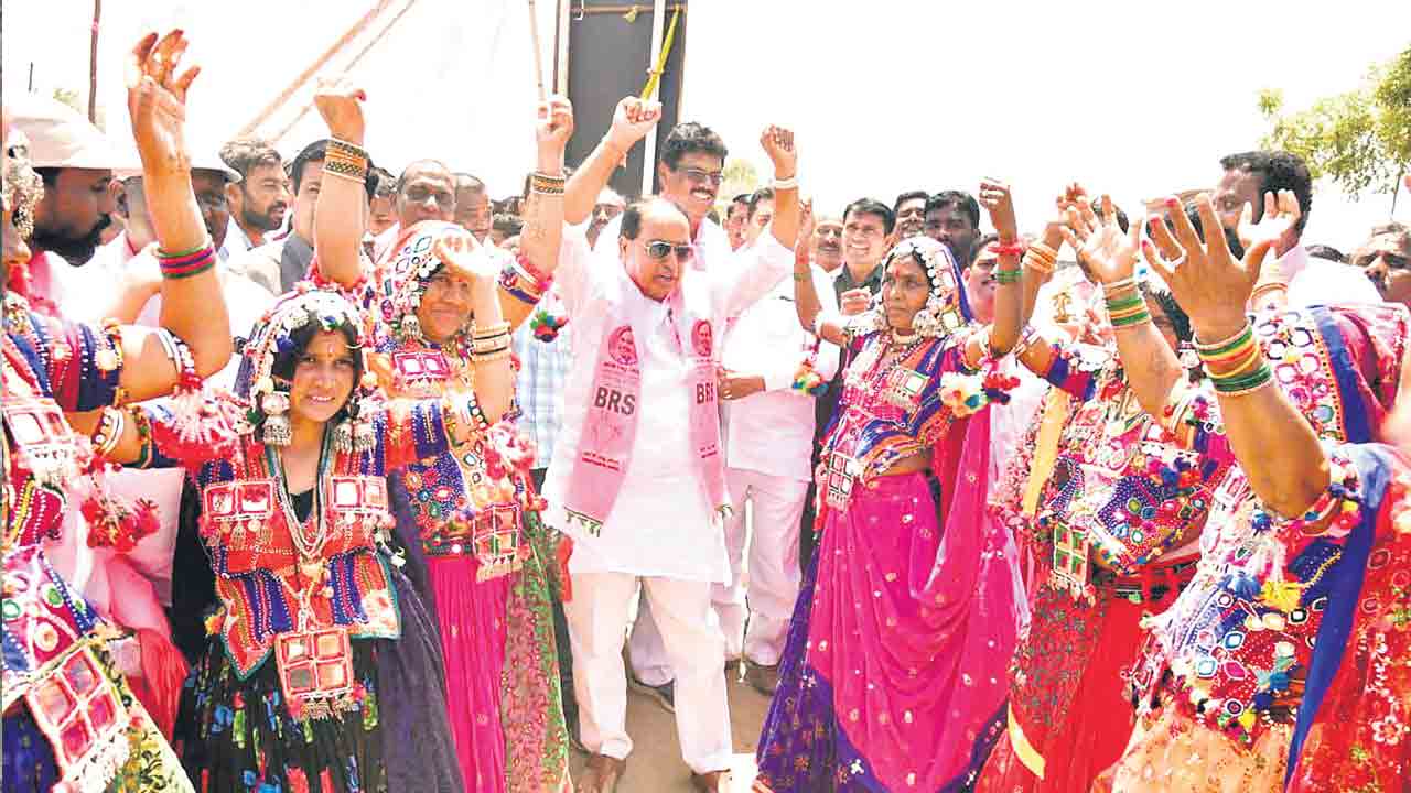 సమ్మేళనాల కోలాహలం