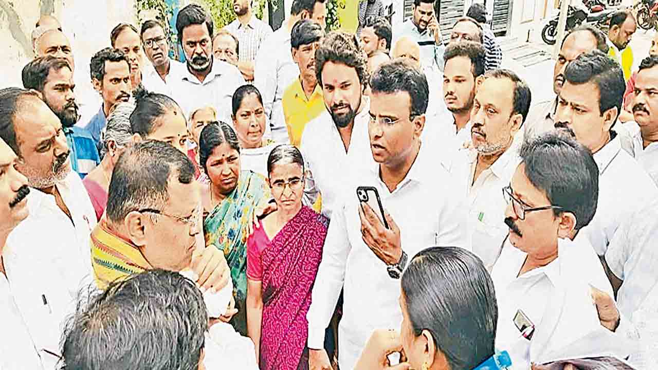 నేనున్నాంటూ…భరోసానిస్తూ..