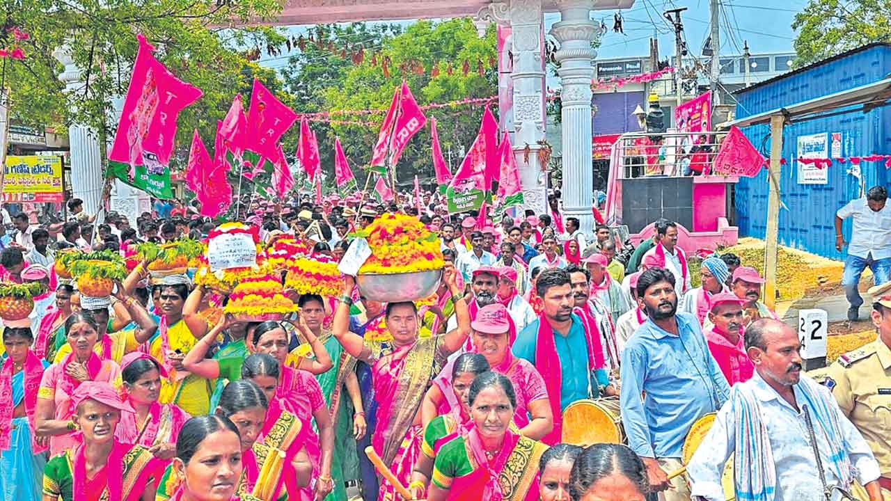 సంబురంగా సమ్మేళనాలు