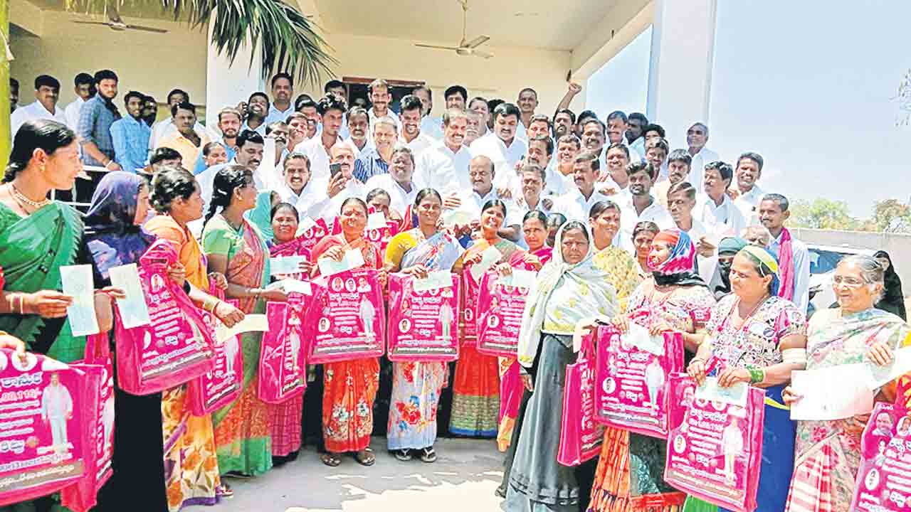 అదానీ, అంబానీలకు దోచిపెడుతున్న కేంద్రం