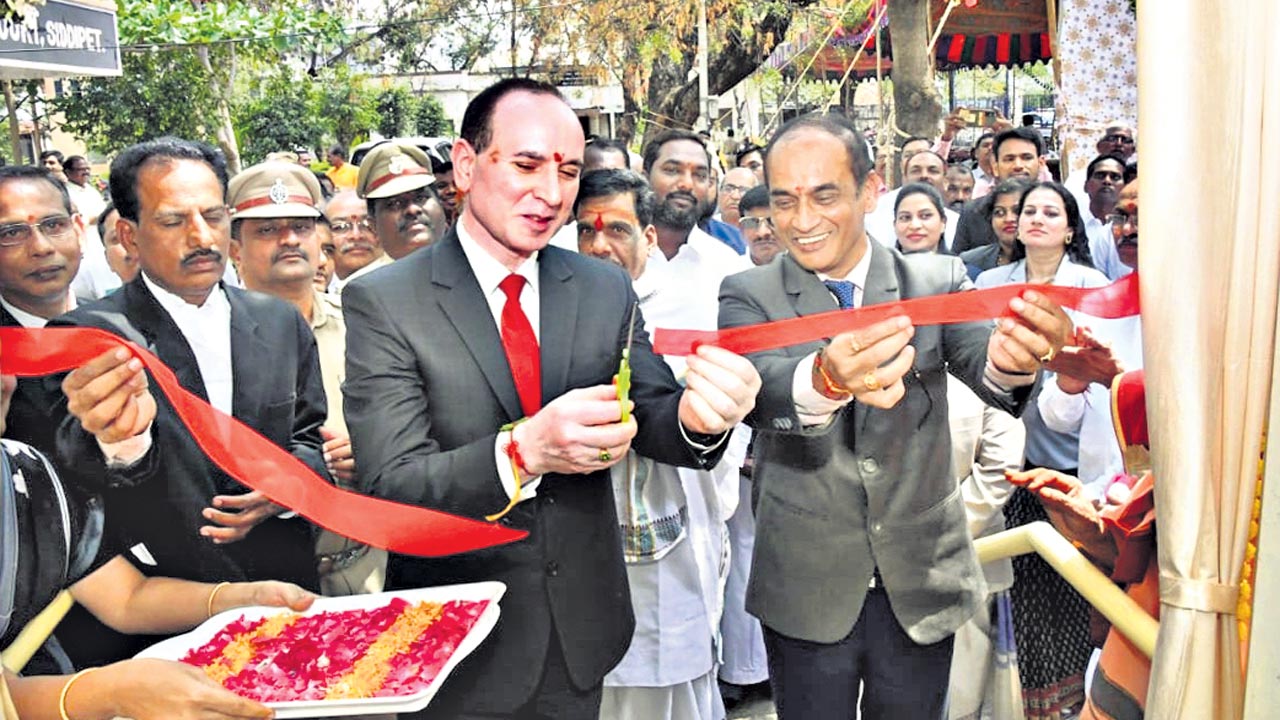 న్యాయవ్యవస్థ జోడెడ్ల బండిలాంటిది