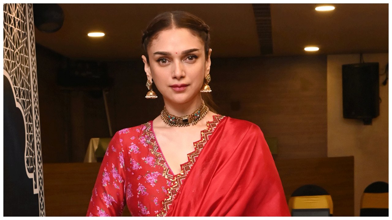Aditi Rao Hydari | రెడ్ క‌ల‌ర్ డ్రెస్‌లో అల‌రిస్తున్న అదితి రావు హైదరీ..