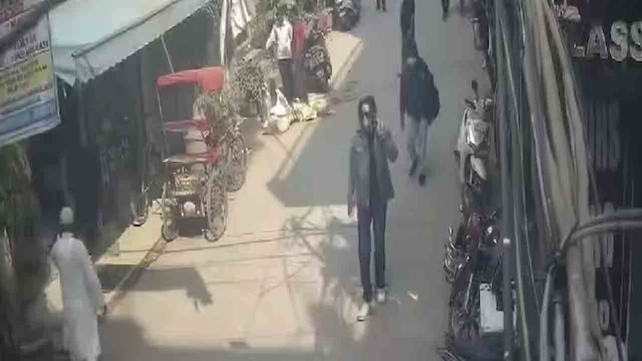 Amritpal Singh | ఢిల్లీ రోడ్లపై అమృత్‌పాల్‌ సింగ్‌.. మాస్క్‌ ధరించి తిరుగుతున్న ఖలిస్థాన్‌ నేత..!