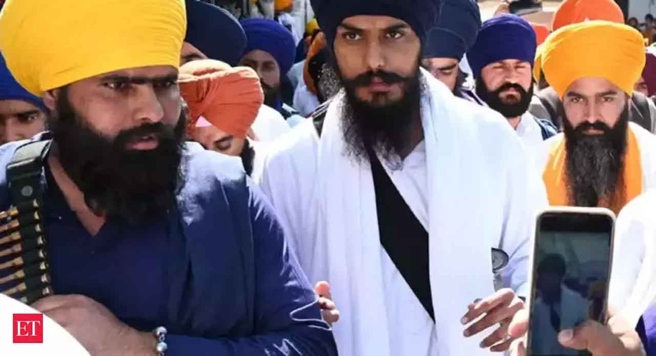 వాహనాలు, దుస్తులు మారుస్తూ