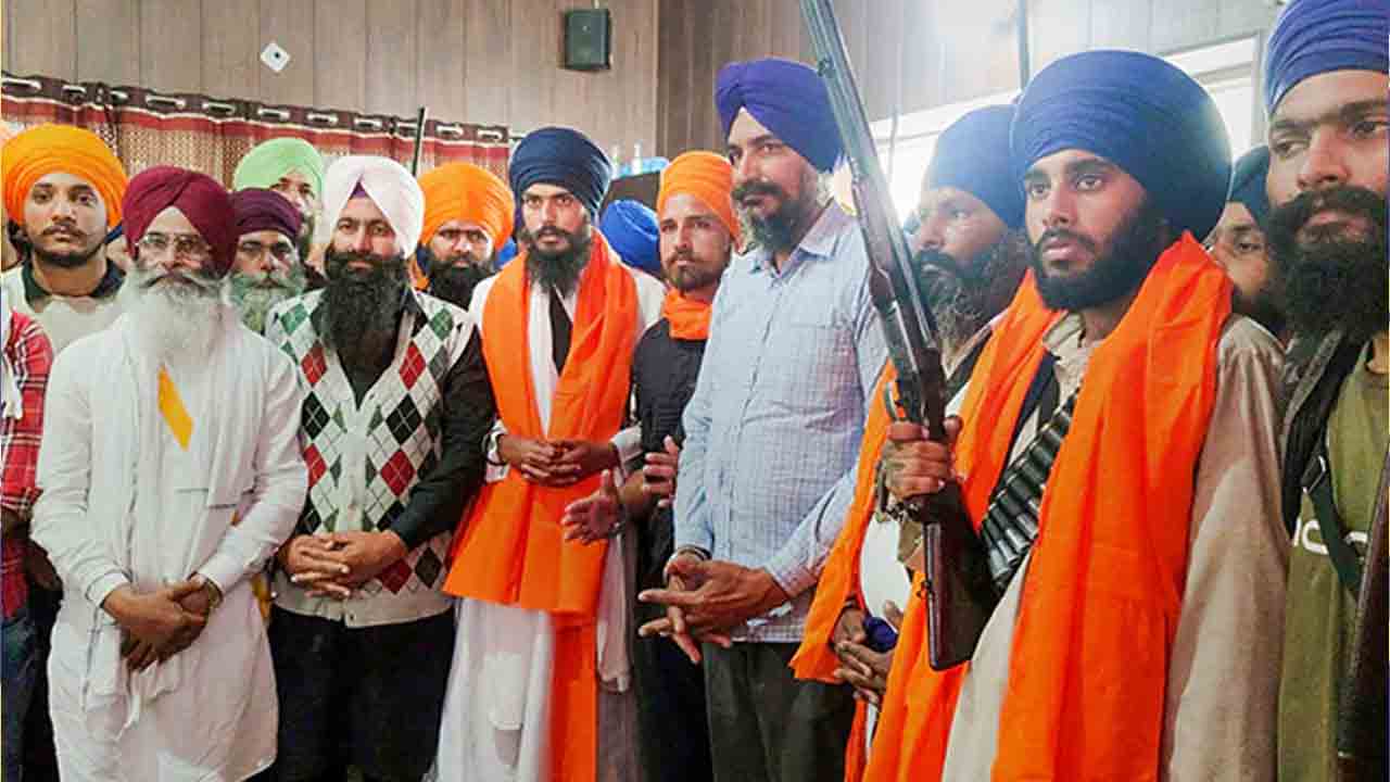 Amritpal Singh | అమృత్‌పాల్‌ సింగ్‌ను ముట్టడించిన పోలీసులు.. ఏ క్షణంలోనైనా అరెస్ట్‌.. పంజాబ్‌లో ఇంటర్నెట్‌ సేవలు కట్‌