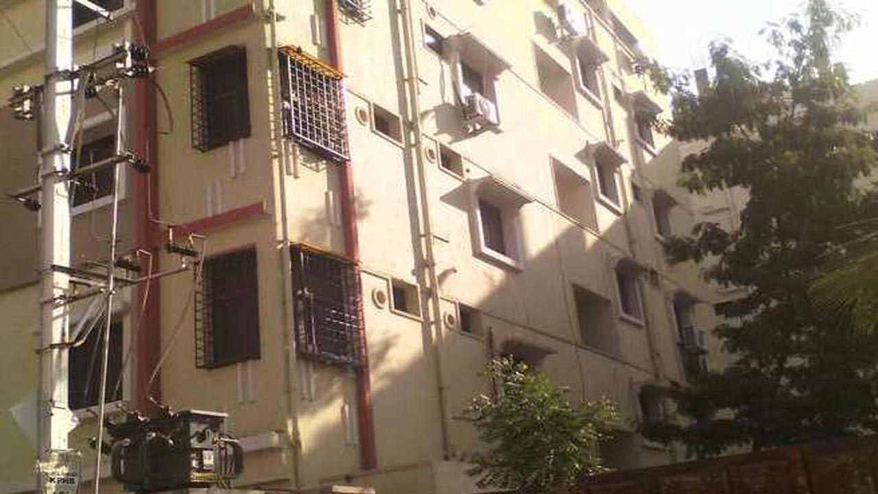 Hyderabad | యజమానికి తెలియకుండానే 3 ఫ్లాట్స్‌ రెంట్‌కు.. కూకట్‌పల్లిలో కాంగ్రెస్‌ నాయకుడి అనుచరుల నిర్వాకం