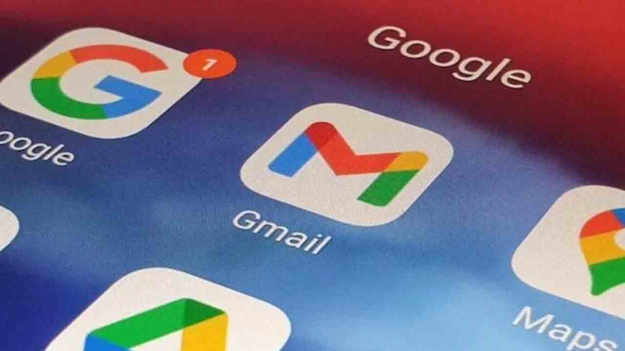 ప్రీఇన్‌స్టాల్డ్‌ యాప్‌లపై కేంద్రం నజర్‌