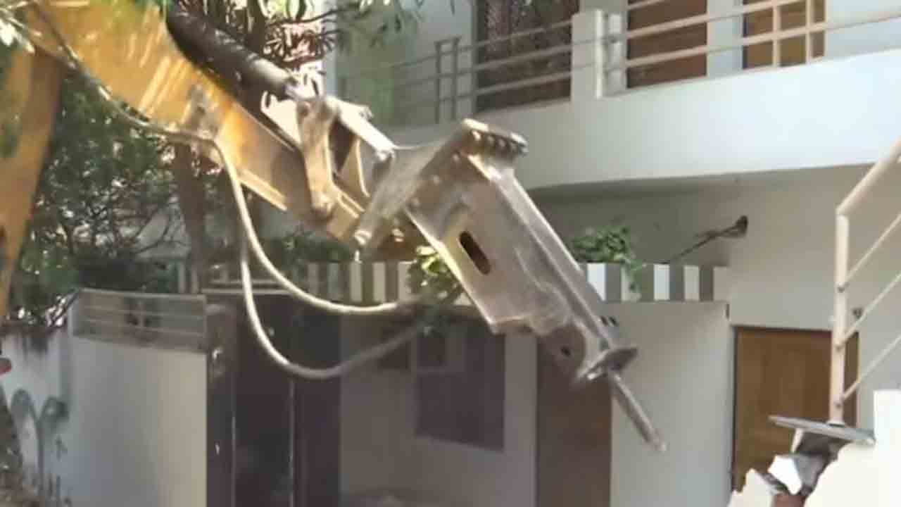 Umesh Pal murder case | బుల్డోజర్‌కు పని చెప్పిన యూపీ అధికారులు.. గ్యాంగ్‌స్టర్‌ అనుచరుడి ఇల్లు కూల్చివేత