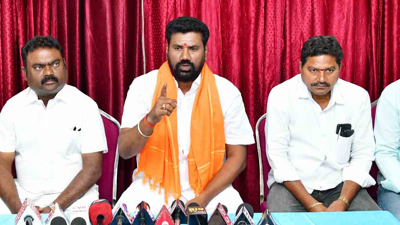 దళితులపై బండి వివక్ష