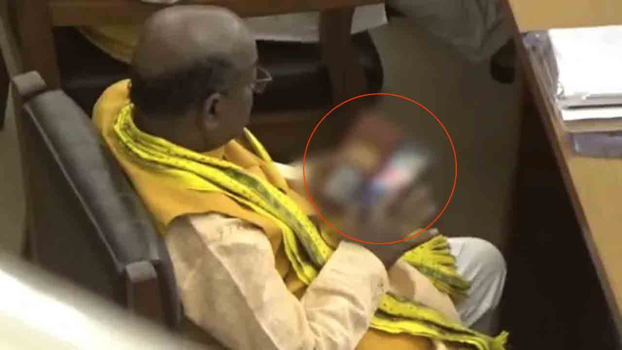 Dirty MLA | అసెంబ్లీలో అశ్లీల వీడియోలు చూసిన బీజేపీ ఎమ్మెల్యే.. ఇలాంటి నేతనా మనం ఎన్నుకుంది అంటూ నెటిజన్లు ఫైర్