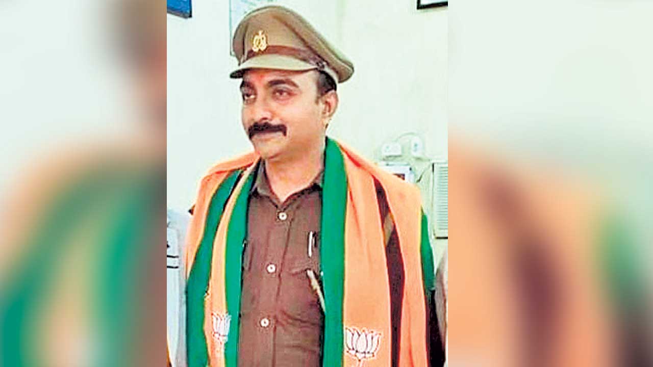 ఖాకీ మెడలో కాషాయ కండువా