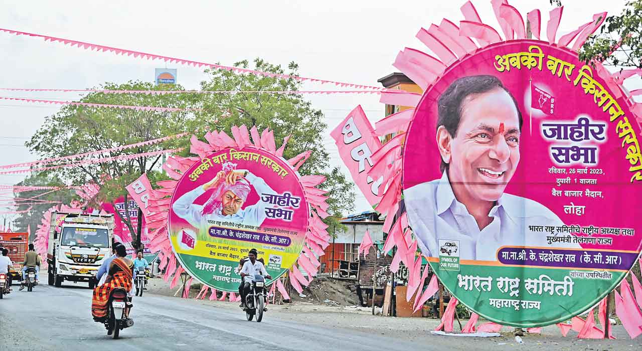 BRS Public Meeting | గులాబీమయమైన లోహా పట్టణం.. బీఆర్‌ఎస్‌ సభకు మహా ఏర్పాట్లు