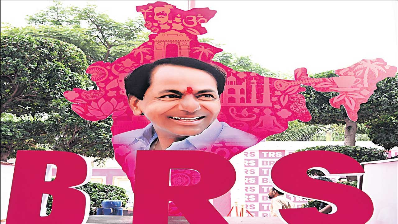 BRS Party | బీఆర్ఎస్లో చేరిన మహారాష్ట్ర శివసేన కీలక నేత.. స్వాగతించిన సీఎం కేసీఆర్