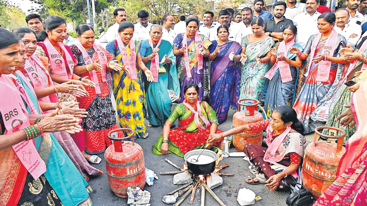 BRS protests against Gas price | గ్యాస్‌ ధరలపై బీఆర్‌ఎస్‌ పోరుబాట.. నేడు, రేపు రాష్ట్రవ్యాప్తంగా నిరసనలు